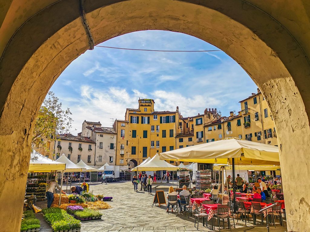Toskana / Lucca - Piazza dell Anfiteatro