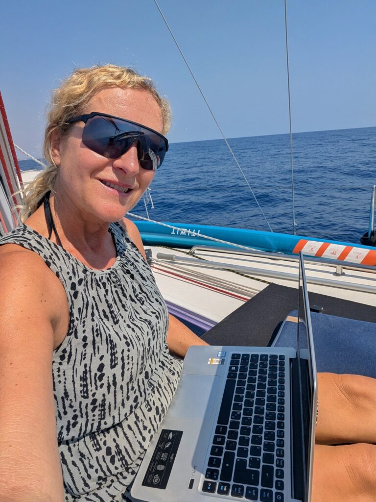 Ina auf dem Segelboot