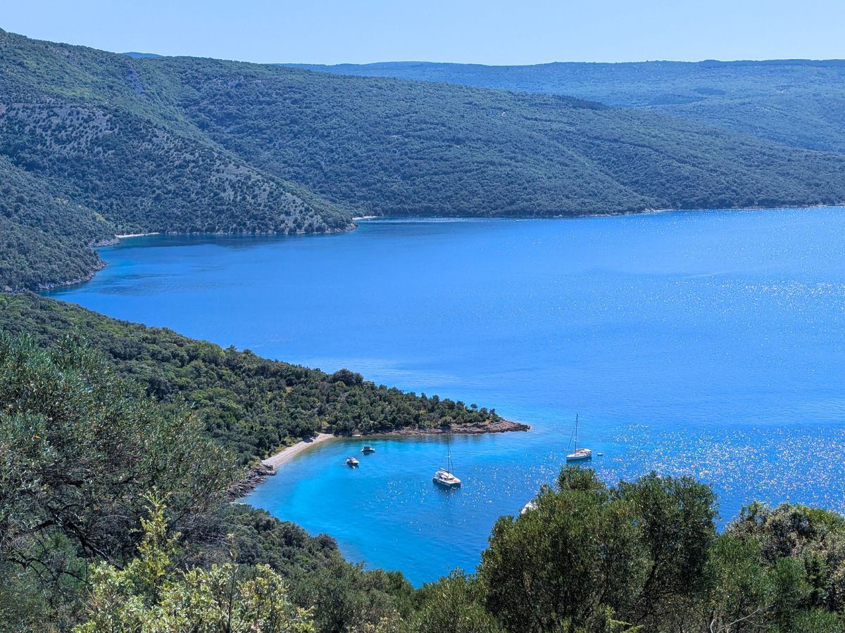 Türkisfarbene Bucht auf Cres in Kroatien