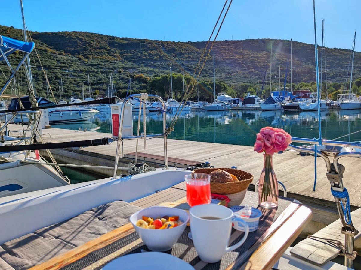 Frühstück an Bord der Viko S26 in einer Marina auf Cres